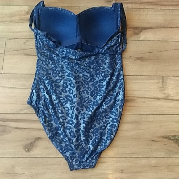 Blue And Silver Slimming Swimsuit By Nip Tuck. Size 6 - Picture 14 of 17